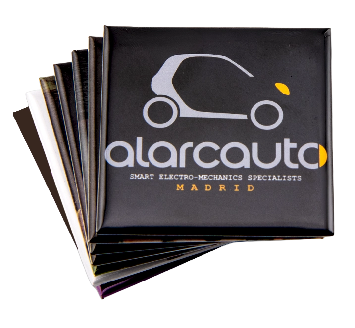 Imanes corporativos personalizados con el logotipo de una empresa