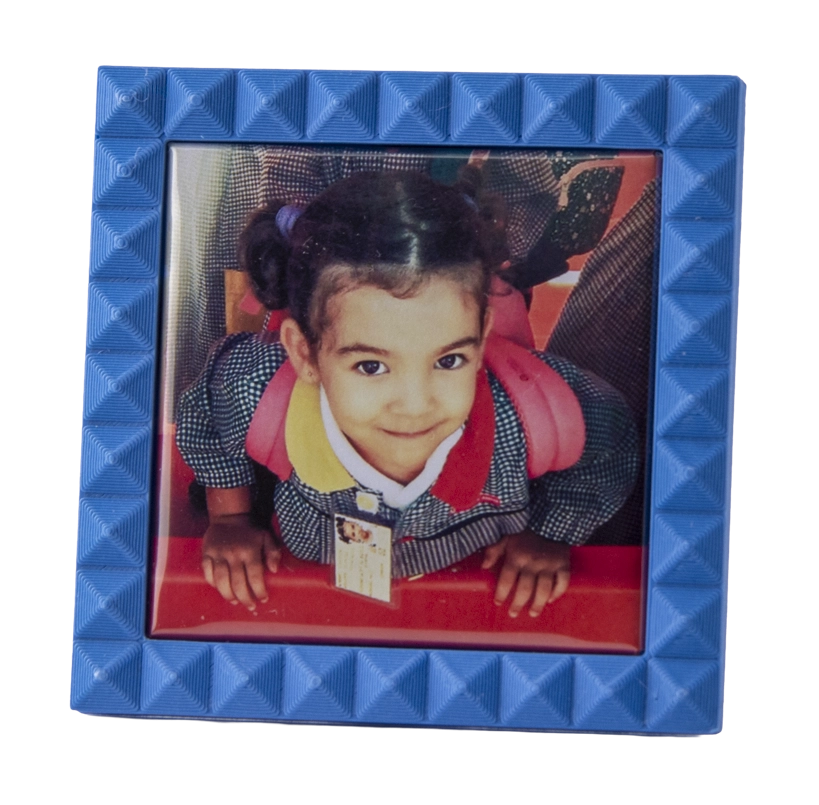 Marco azul con un imán personalizado y la fotografía de una niña